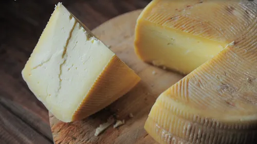 Elle confond un savon avec du fromage et le croque (Vidéo)